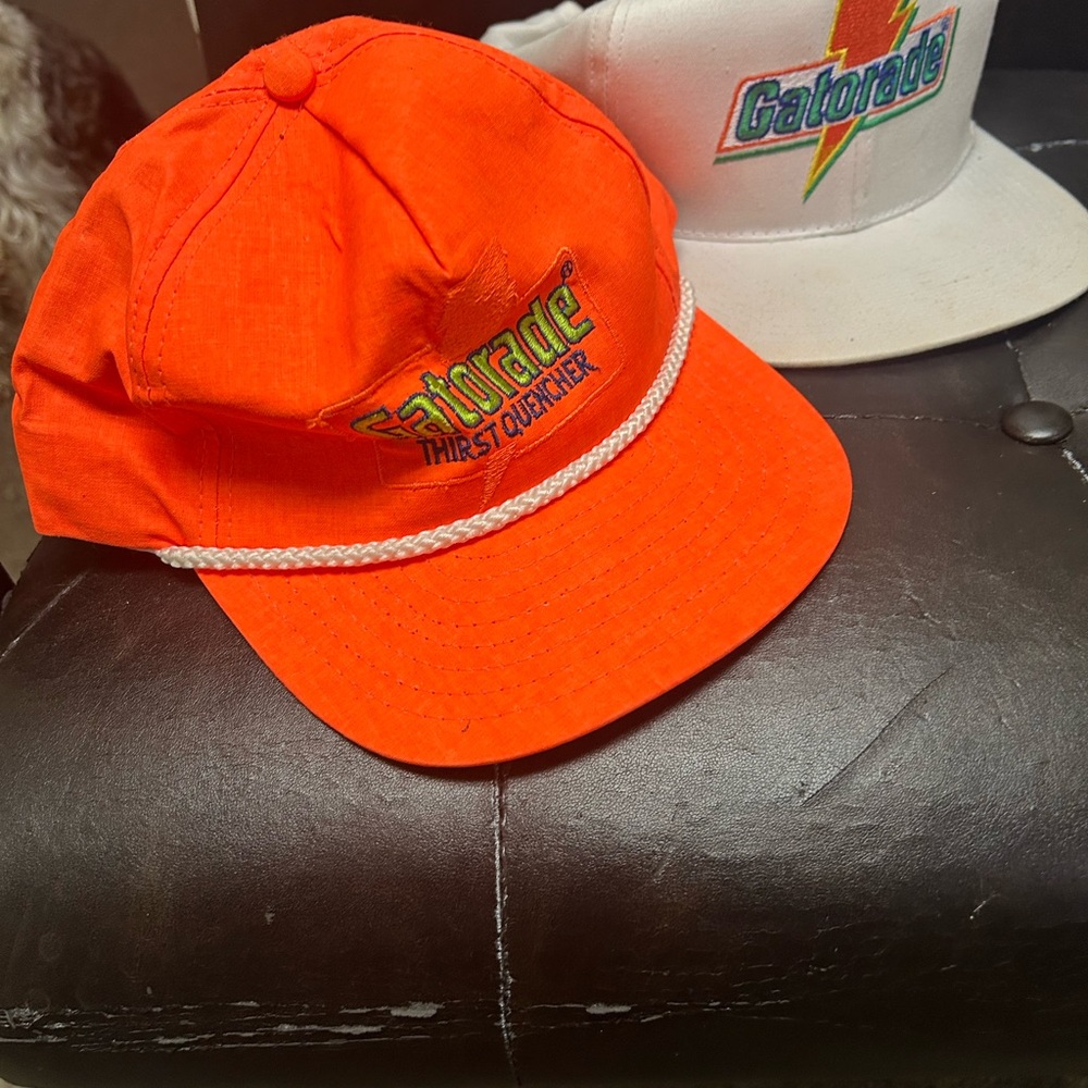 Vintage - 2 Gatorade Hats   2 Gatorade water bottles
New Old stock